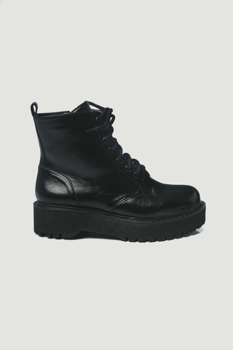 Adriele - Bota Coturno Tratorado Solado de Borracha Preto - comprar online