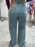 Calça jeans feminina wide leg vintage azul claro com dois bolsos traseiros e etiqueta marrom da marca Glitz