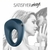 Anillo vibrador Power Ring de Satisfyer, color azul, con fondo de pareja en un momento íntimo.