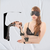 Set BDSM para principiantes, que incluye esposas y antifaz, presentado por una modelo con lencería negra.