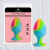 Plug anal Auroraplug pequeño, de silicona suave y colores vibrantes, presentado en su empaque original.