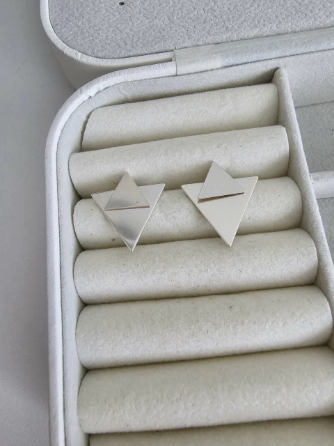 BRINCO TRIÂNGULO DUPLO PREENCHIDO