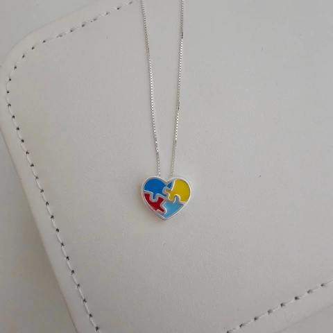COLAR CORAÇÃO SÍMBOLO AUTISMO