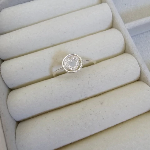 ANEL REDONDO CORAÇÃO VAZADO CRAVEJADO - comprar online