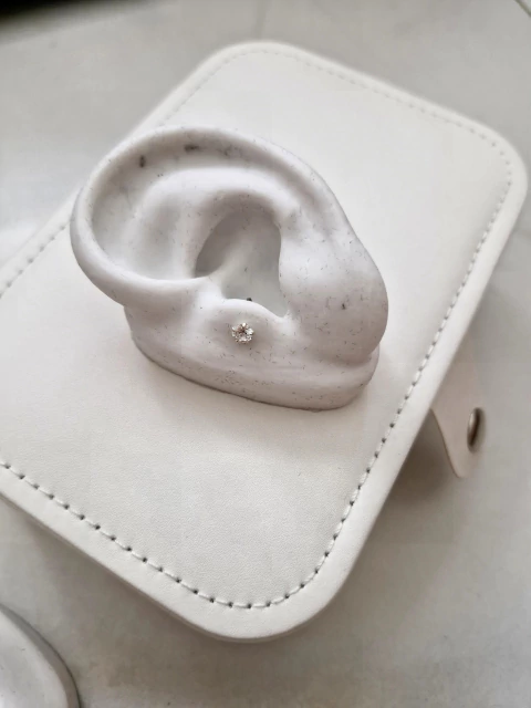 PIERCING TRAGUS PONTO DE LUZ REDONDO - comprar online