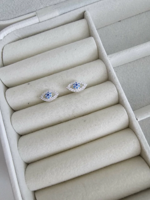 BRINCO OLHO GREGO CRAVEJADO