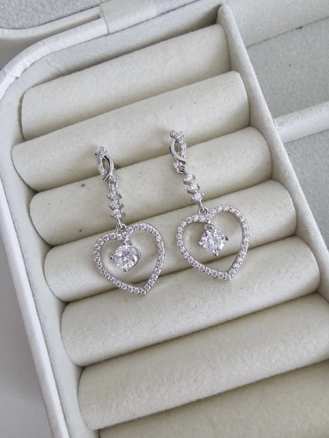 BRINCO CORAÇÃO VAZADO COM PEDRA NO MEIO