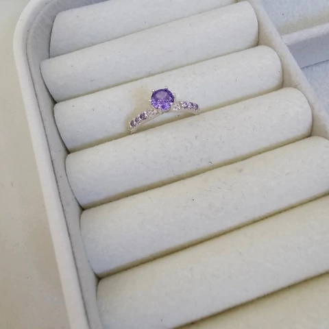 ANEL SOLITÁRIO CRAVEJADO ROXO - comprar online