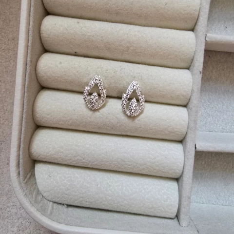 BRINCO GOTA DUPLO CRAVEJADO