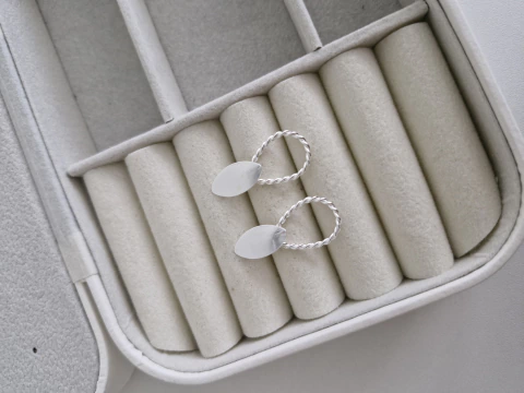 BRINCO DUPLO OVAL E GOTA VAZADO TORCIDO