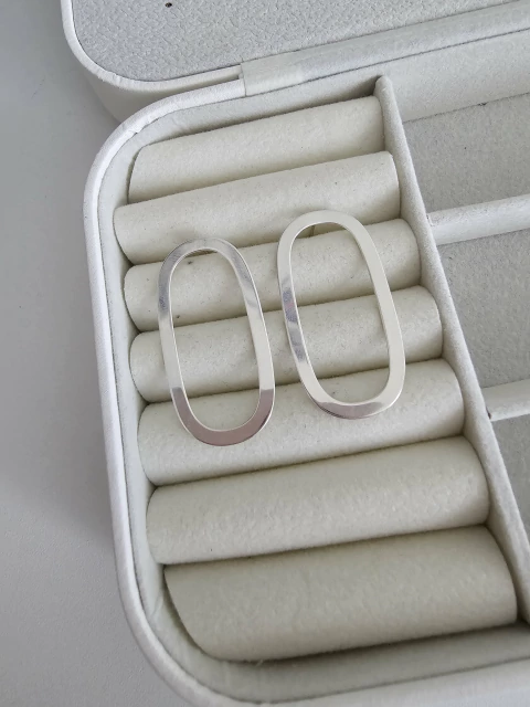 BRINCO LISO OVAL VAZADO