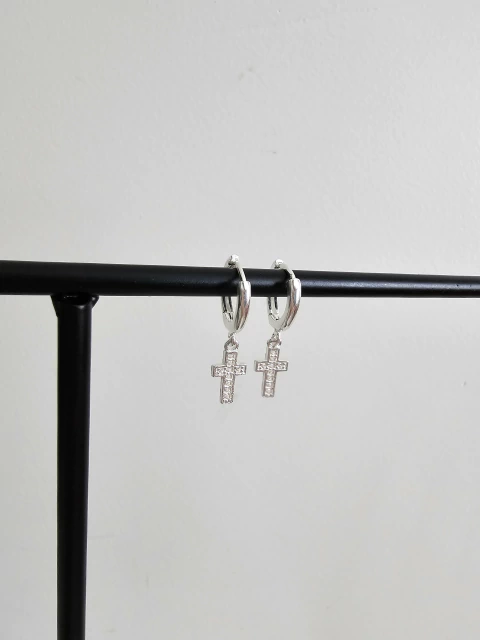 ARGOLA CLICK COM PINGENTE DE CRUZ CRAVEJADO