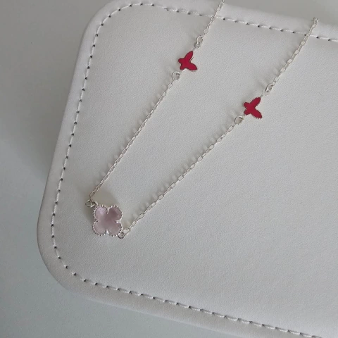 COLAR TREVO ROSA CLARO E BORBOLETA RESINADA ROSA