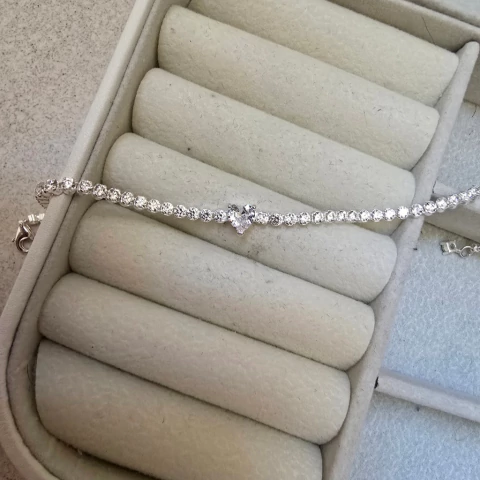 PULSEIRA LISA RIVIERA 2,5MM COM CORAÇÃO 6MM