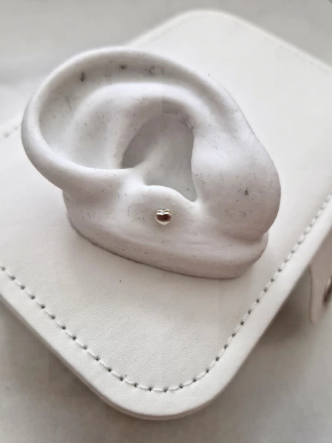 PIERCING TRAGUS CORAÇÃO LISO - comprar online
