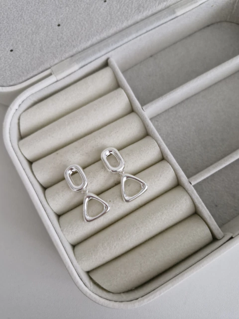 BRINCO DUPLO OVALADO E TRIÂNGULO