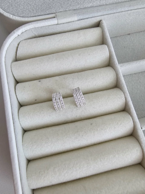 BRINCO TRÊS PONTAS CRAVEJADO