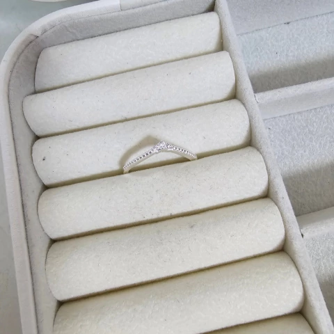 ANEL EM V COM MINI SOLITÁRIO - comprar online