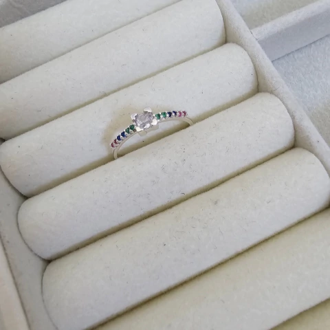 ANEL SOLITÁRIO QUADRADO CRAVEJADO COLORIDO - comprar online