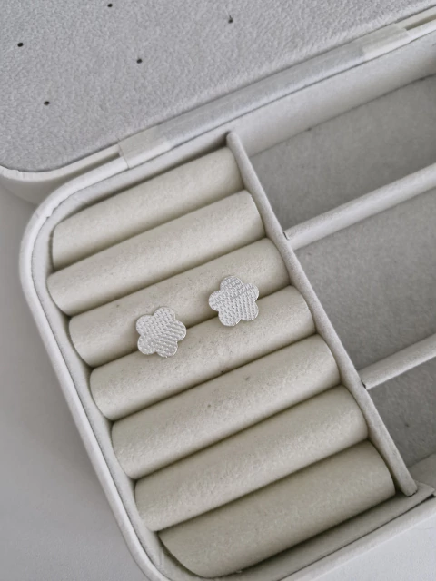 BRINCO FLOR CHAPEADO