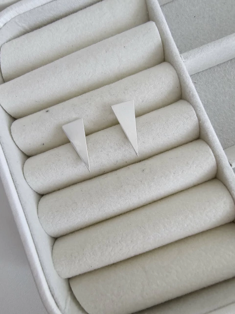 BRINCO TRIÂNGULO PREENCHIDO