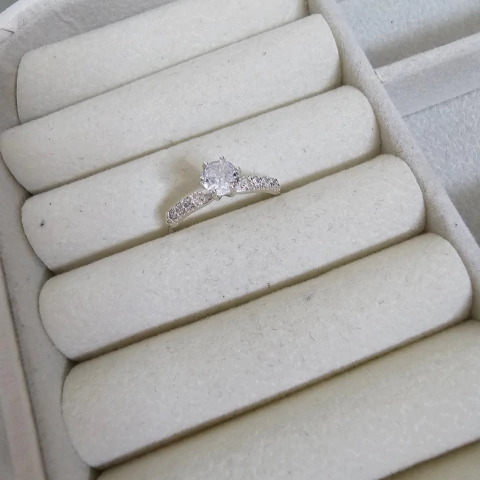 ANEL SOLITÁRIO CRAVEJADO CRISTAL - comprar online