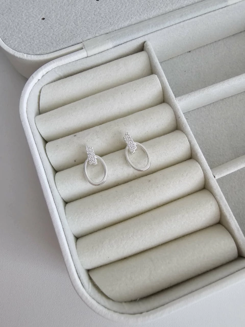 BRINCO OVAL COM ZIRCONIA