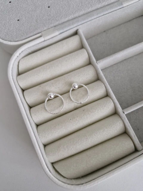 BRINCO PÉROLA PRATA E CIRCULO VAZADO