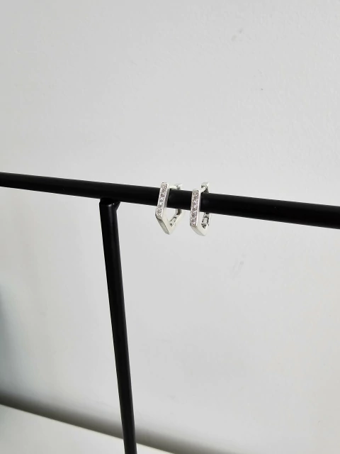 ARGOLA CLICK TRIÂNGULO CRAVEJADO