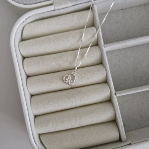 COLAR CORAÇÃO COM PATINHA