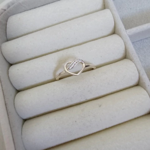 ANEL CORAÇÃO VAZADO COM ZIRCONIAS - comprar online