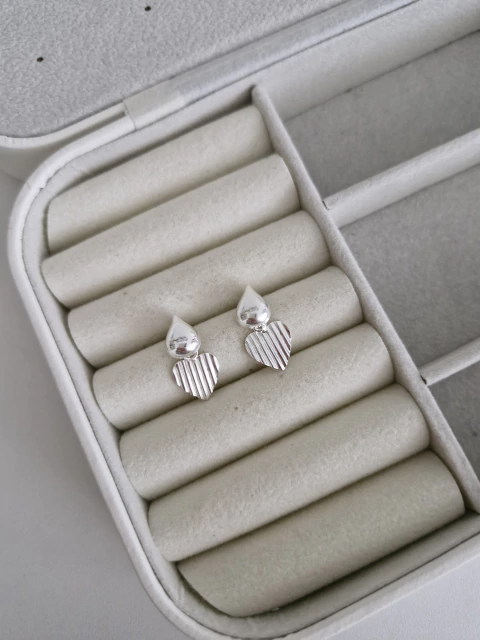 BRINCO DUPLO GOTA E CORAÇÃO RISCADO