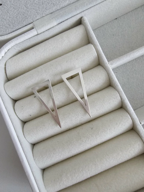 BRINCO TRIANGULO LISO VAZADO