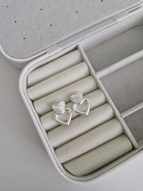 BRINCO DUPLO CORAÇÃO LISO E CORAÇÃO VAZADO