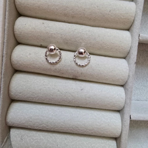 BRINCO CIRCULO VAZADO E PÉROLA PRATA