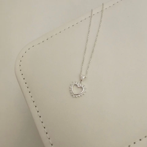 COLAR CORAÇÃO CRAVEJADO VAZADO BORDA - comprar online