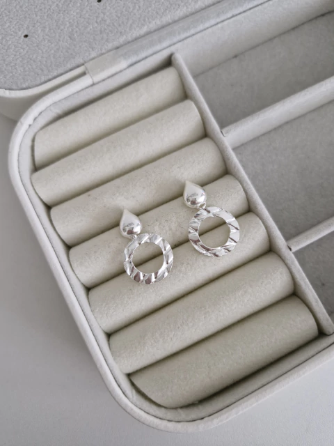 BRINCO DUPLO GOTA E REDONDO VAZADO TEXTURIZADO