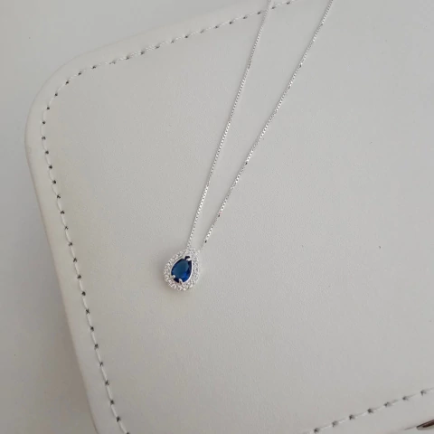 COLAR GOTA CRAVEJADA AZUL SAFIRA - comprar online