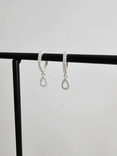 ARGOLA CLICK REDONDA CRAVEJADA PINGENTE GOTA VAZADO