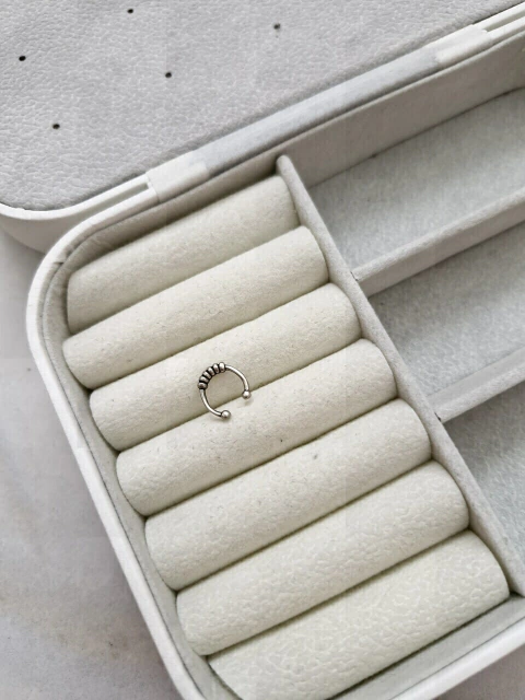 PIERCING FAKE MEIO TORCIDO ENVELHECIDO