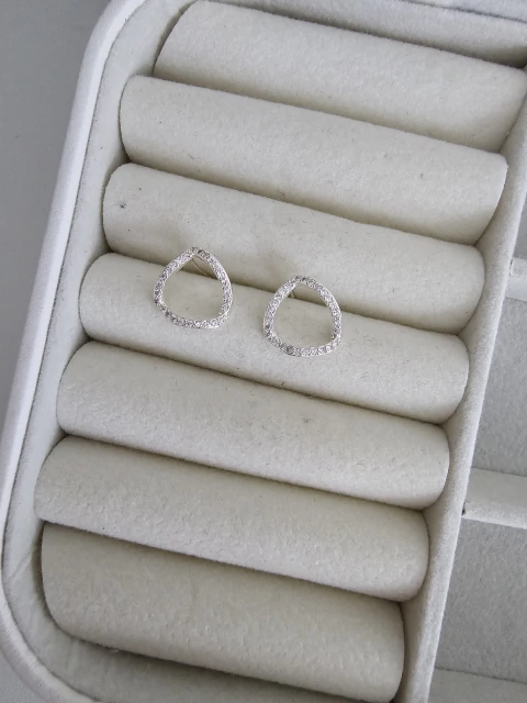 BRINCO GOTA ONDULADO CRAVEJADO