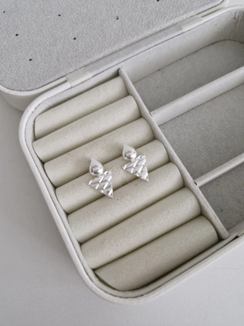 BRINCO DUPLO GOTA E TRIÃNGULO