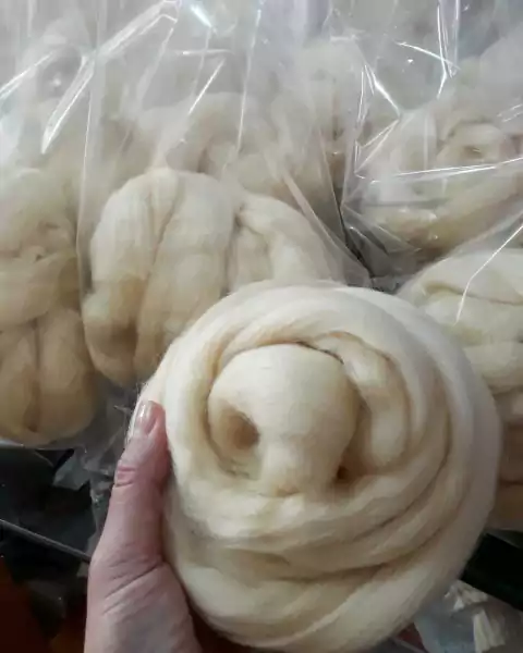 Lã Natural Penteada Crú - 50 gramas