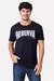 Homem usando uma camiseta preta estampada com a palavra "RESERVA" em destaque