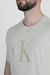 CAMISETA CALVIN KLEIN JEANS LOGO GEL MONOGRAM AREIA - USE RICO