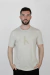 Camiseta masculina Calvin Klein Jeans na cor areia com logo gel monograma em destaque.
