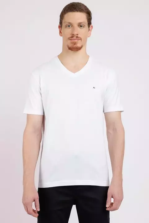 Camiseta básica branca de gola V, modelagem masculina, exibida por um homem.