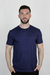 Camiseta masculina azul carbono com logo Calvin Klein Jeans centralizado.