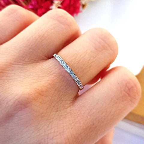 Anel Aparador de Alianças Cravejado com Zircônias Aro Fino Folheado em Ródio - comprar online