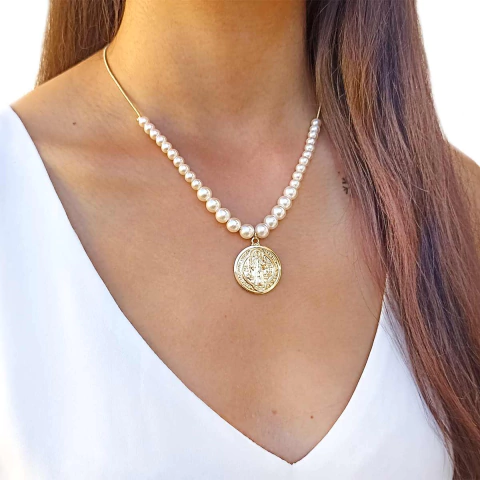 Colar de Pérolas com Pingente São Bento Folheado em Ouro 18K - comprar online